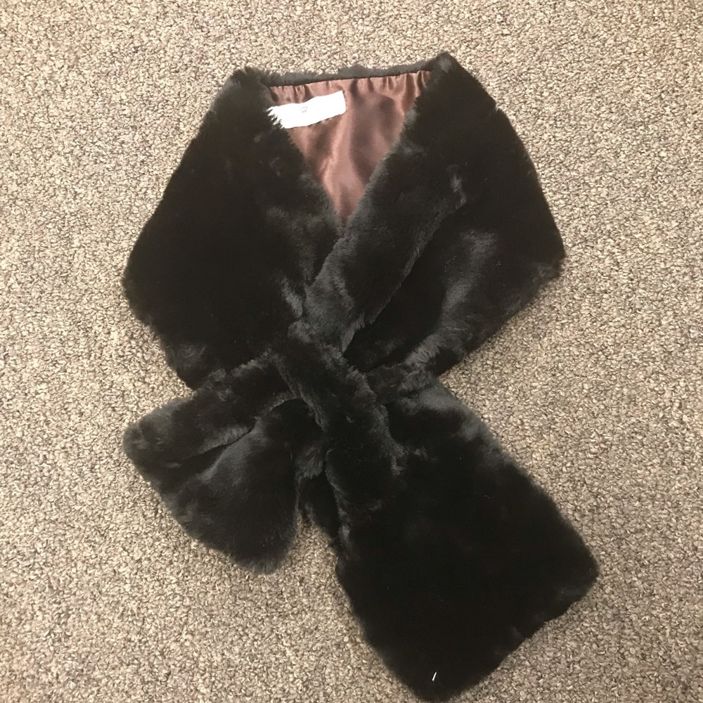 La Maison de la Fausse fourrure Paris faux fur wrap